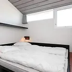 아파트 6 Person In *