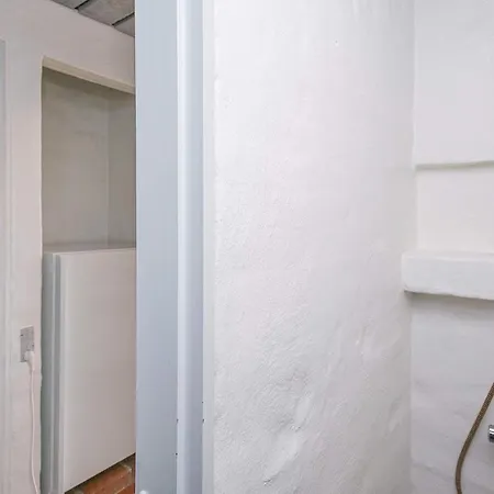 Apartment 6 Person In *