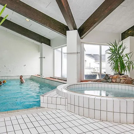 6 Person In ברובסט